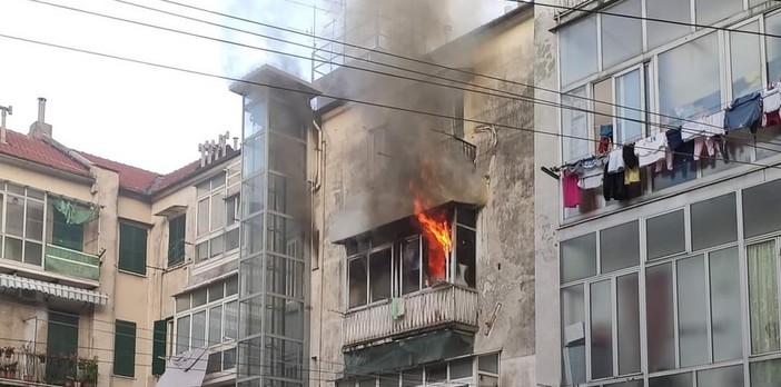 Savona, appartamento prende fuoco in via Astengo: soccorsi mobilitati (FOTO e VIDEO) Savona, appartamento prende fuoco in via Astengo: soccorsi mobilitati (FOTO e VIDEO)