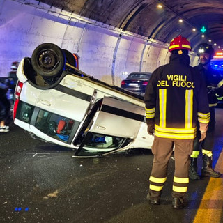 Incidente in A10, un'auto si cappotta tra Pietra e Finale: un ferito e oltre 6 km di coda