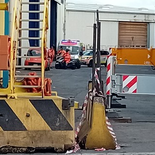 Savona, infortunio sul lavoro in porto: un operaio in codice giallo al San Paolo