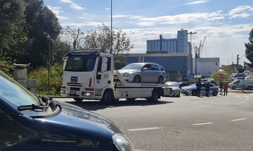 Scontro tra due auto a Savona: un ferito lieve al San Paolo, disagi alla viabilità