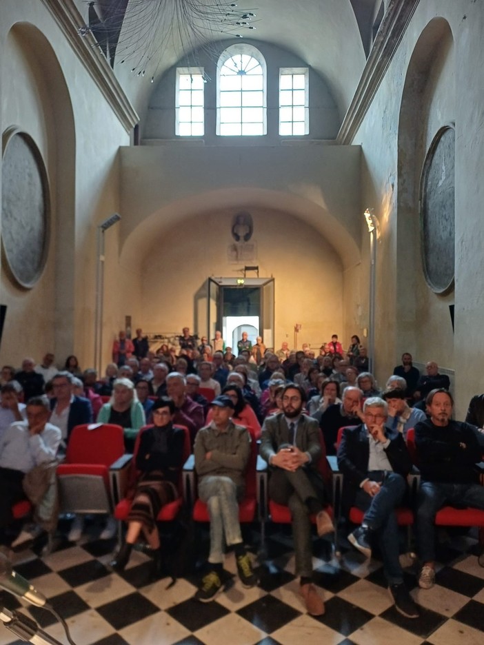 Grande partecipazione per l’incontro sul futuro dell’ospedale di Albenga: intervento anche del sindaco in veste di medico