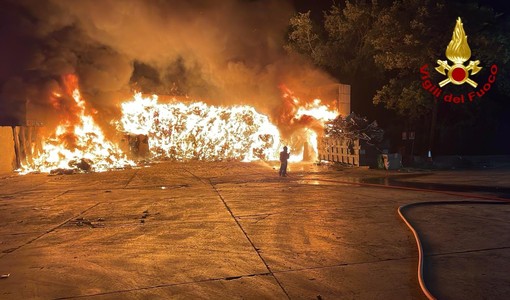 Albenga, incendio in un’isola ecologica in regione Enesi: Vigili del fuoco in azione (FOTO)