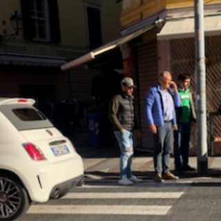 Taxi investe donna sulle strisce a Loano: trasporto al Santa Corona