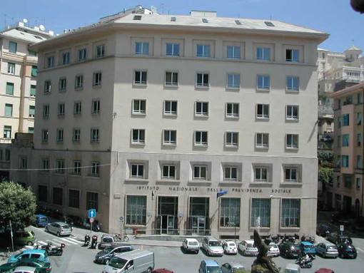 L'edificio che ospita l'INPS a Savona
