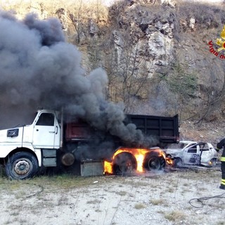 Cairo, bruciano due veicoli in via delle Vallegge: sul posto i vigili del fuoco (FOTO)