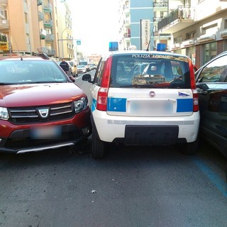 Loano, auto contro vettura della polizia locale: nessun ferito, ma circolazione in tilt