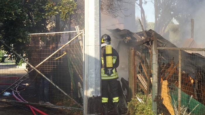 Albenga: incendio di una rimessa attessi nel campeggio lungomare di Vadino Albenga: incendio di una rimessa attessi nel campeggio lungomare di Vadino