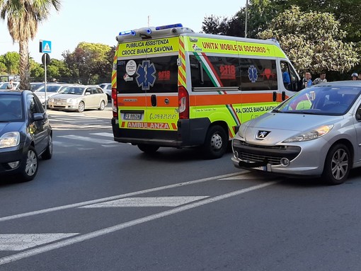Savona, investimento pedonale in via Nizza: un ferito lieve (FOTO) Savona, investimento pedonale in via Nizza: un ferito lieve (FOTO)