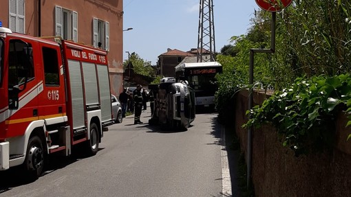 Savona, auto si ribalta in via Santuario: traffico paralizzato ma senza feriti