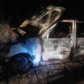 A fuoco l'auto dell'"accumulatore compulsivo" a Casanova Lerrone A fuoco l'auto dell'"accumulatore compulsivo" a Casanova Lerrone