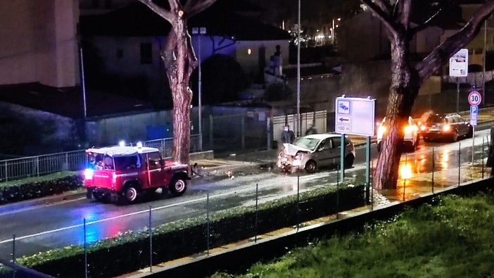 Loano, perde il controllo dell'auto e va a sbattere contro un albero: soccorsi mobilitati (FOTO)
