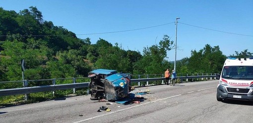 Millesimo, sperona un motocarro e si dà alla fuga: furgone identificato dalla videosorveglianza