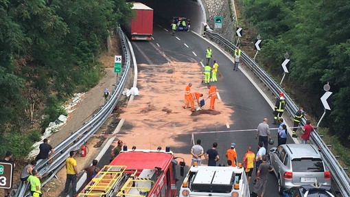 Camion sbanda tra Albisola e Celle, autostrada riapre Camion sbanda tra Albisola e Celle, autostrada riapre
