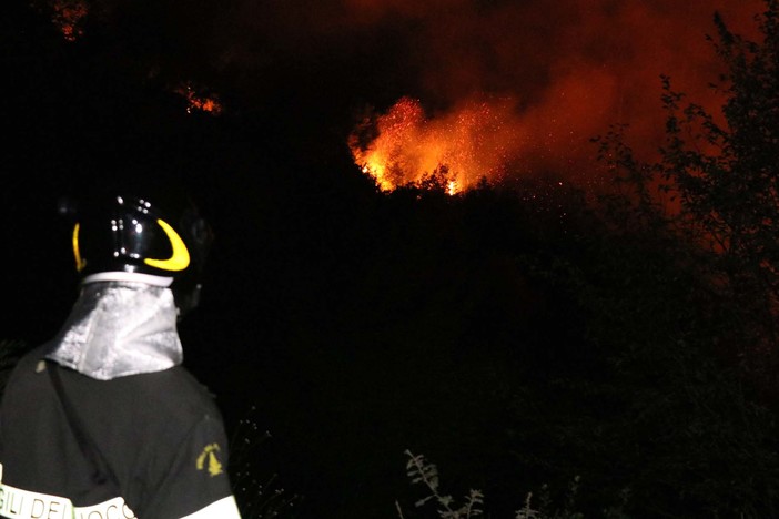 Continuano a bruciare le alture di Alassio: in arrivo i mezzi aerei (FOTO e VIDEO)