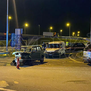 Albenga, schianto all'incrocio dell'Aurelia Bis di Bastia: due auto coinvolte, quattro i feriti (FOTO)