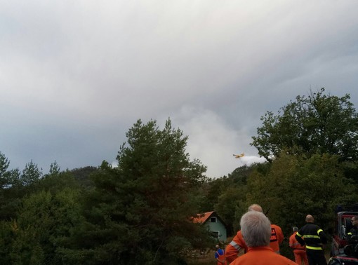 Incendio boschivo tra Sassello e Pareto: notte di lavoro per vigili del fuoco e volontari (FOTO e VIDEO)