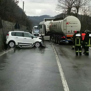Incidente tra auto e camion a Piana Crixia
