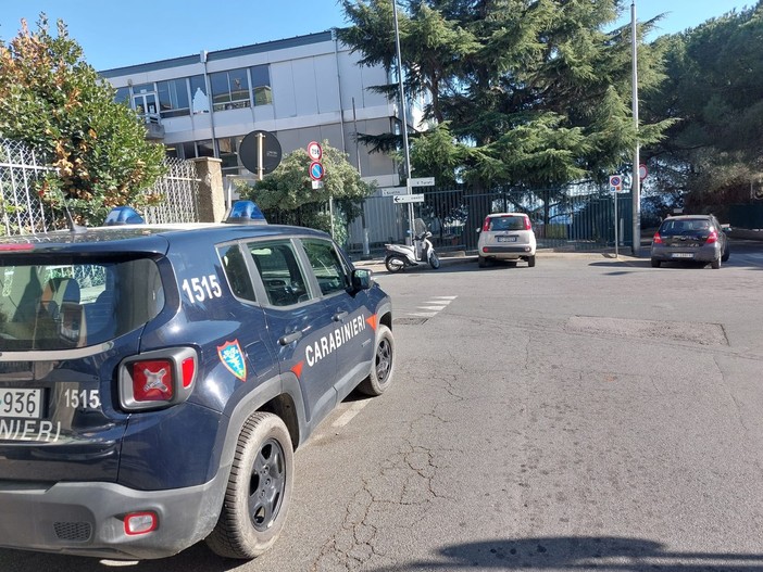 Savona, incendio nei pressi delle scuole "Carando": edificio evacuato in via precauzionale Savona, incendio nei pressi delle scuole "Carando": edificio evacuato in via precauzionale