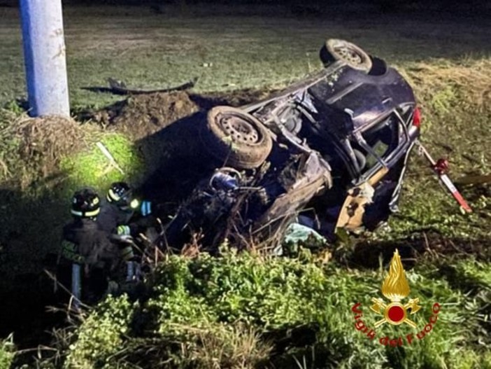 Auto esce di strada, incidente mortale a Trino Vercellese: 49enne di Celle Ligure perde la vita (FOTO) Auto esce di strada, incidente mortale a Trino Vercellese: 49enne di Celle Ligure perde la vita (FOTO)