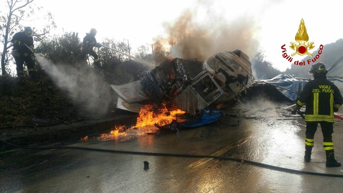 Camion in fiamme: coda di 11 km in autostrada tra Savona e Varazze