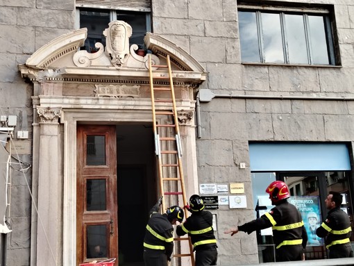Savona, cede una porzione dell'ingresso di un palazzo di Piazza dei Della Rovere