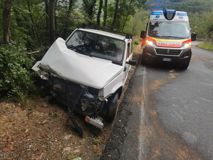 Incidente a Toirano, auto esce di strada in località Salto del Lupo: un ferito (FOTO) Incidente a Toirano, auto esce di strada in località Salto del Lupo: un ferito (FOTO)