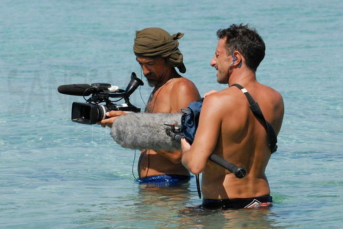 Lunedì al via all'"Isola dei famosi": retroscena del reality con il filmmaker calicese Davide Rossi