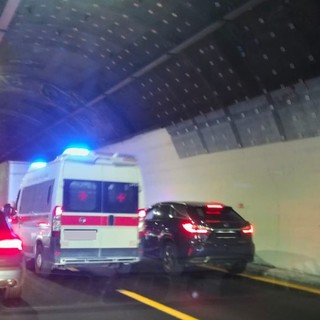 A10, scontro auto-camion: traffico in tilt tra Savona e Spotorno, una persona al San Paolo A10, scontro auto-camion: traffico in tilt tra Savona e Spotorno, una persona al San Paolo
