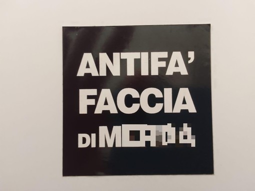 "Antifà faccia di m...a", posizionato un cartello contro l'Anpi nella sede di Carcare "Antifà faccia di m...a", posizionato un cartello contro l'Anpi nella sede di Carcare