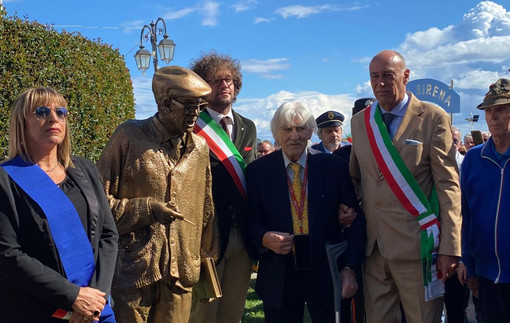 Alassio, vandalizzata la statua del Presidente Pertini. L'opera sottoposta subito a restyling