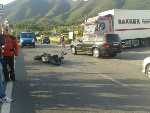 Cisano sul Neva, camion non rispetta lo stop e provoca scontro tra un'auto e uno scooter