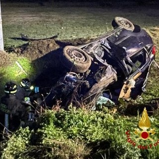 Auto esce di strada, incidente mortale a Trino Vercellese: 49enne di Celle Ligure perde la vita (FOTO)