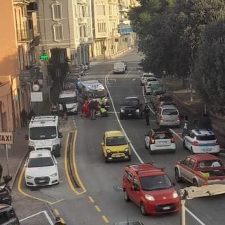 Vado Ligure, in bici sbatte contro la portiera dell'auto aperta: ciclista in codice giallo