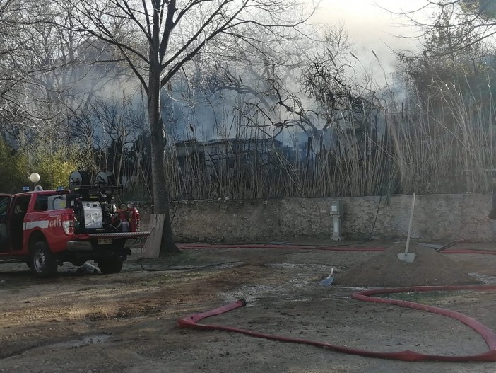 Baracca in fiamme a Spotorno, intervengono i vigili del fuoco Baracca in fiamme a Spotorno, intervengono i vigili del fuoco