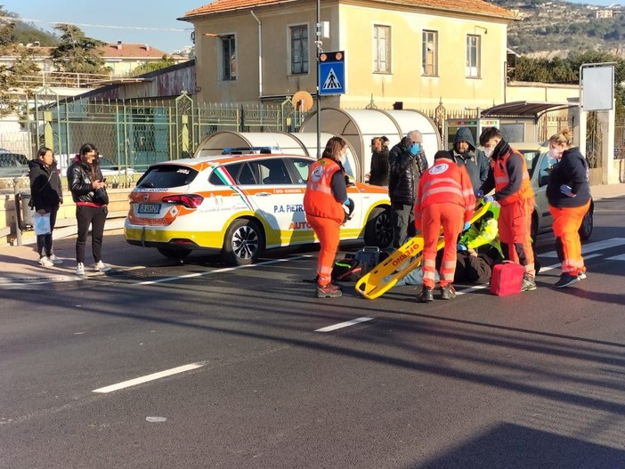 Investimento pedonale davanti al Santa Corona: 90enne in codice giallo all'ospedale (FOTO)