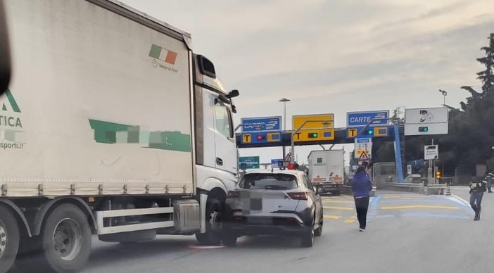 Tamponamento tra camion e auto all'altezza del casello di Savona: disagi al traffico