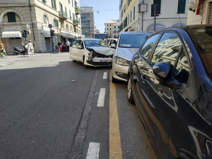 Savona, scontro tra auto tra via Montenotte e via Corsi: due persone in codice giallo al San Paolo