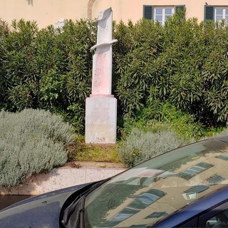 Savona, imbrattate con una vernice rossa auto, marciapiede e monumento in via Gramsci (FOTO)