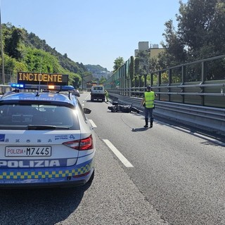 Doppio incidente in autostrada, non ce l’ha fatta il motociclista coinvolto sulla A26