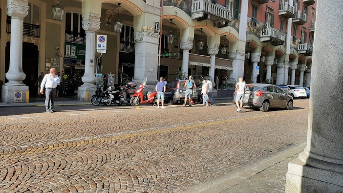 Savona, moto sbatte contro auto in via Paleocapa: codice giallo al San Paolo (FOTO) Savona, moto sbatte contro auto in via Paleocapa: codice giallo al San Paolo (FOTO)