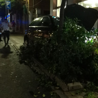 Incidente rocambolesco ma senza feriti nella notte ad Alassio