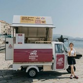 Un “InSolito Posto” per un caffè: l’Ape-chiosco che fa tappa nel savonese e il sogno di Manuela Un “InSolito Posto” per un caffè: l’Ape-chiosco che fa tappa nel savonese e il sogno di Manuela