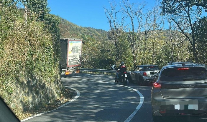 Stella, scontro tra tir e auto: nessun ferito Stella, scontro tra tir e auto: nessun ferito