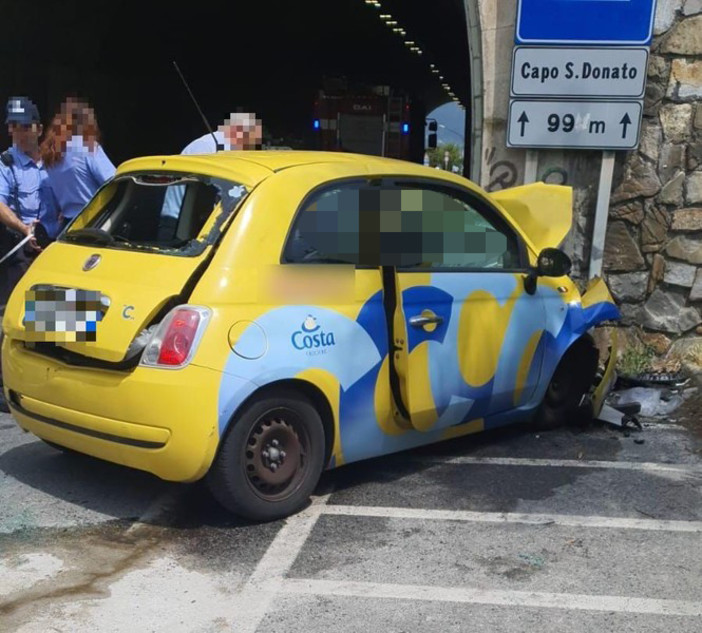 Finale, auto contro la parete d'ingresso della galleria di Capo San Donato: uomo perde la vita (FOTO) Finale, auto contro la parete d'ingresso della galleria di Capo San Donato: uomo perde la vita (FOTO)