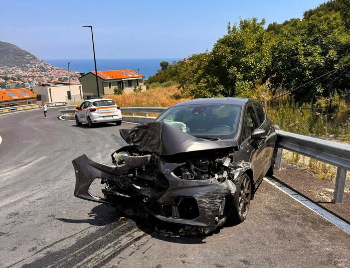 Incidente a Pietra Ligure, 27enne perde il controllo dell'auto e finisce in ospedale Incidente a Pietra Ligure, 27enne perde il controllo dell'auto e finisce in ospedale
