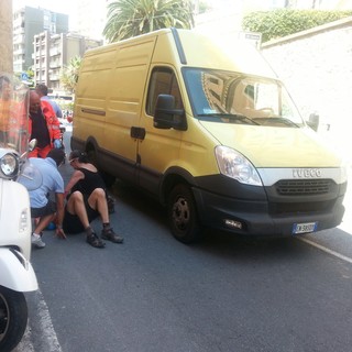Finale Ligure, scontro tra un ciclista ed un furgone: Aurelia bloccata