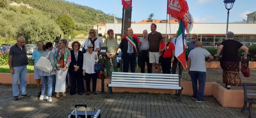 Quiliano, inaugurata una panchina bianca a ricordo delle vittime sul lavoro Quiliano, inaugurata una panchina bianca a ricordo delle vittime sul lavoro