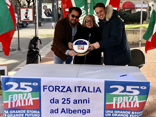 Albenga, festeggiato questa mattina in piazza del Popolo il 25° anniversario di Forza Italia Albenga, festeggiato questa mattina in piazza del Popolo il 25° anniversario di Forza Italia