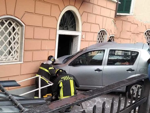 Celle, auto sbanda e si schianta contro un palazzo in via Matteotti, leggermente ferita la conducente Celle, auto sbanda e si schianta contro un palazzo in via Matteotti, leggermente ferita la conducente