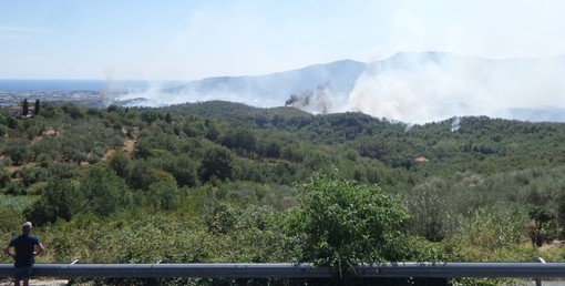 Incendio nell'albenganese: continuano i lanci aerei, elicotteri e canadair sul posto